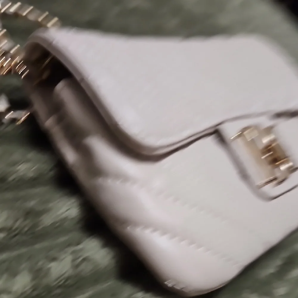 Elegant White Quilted Shoulder Bag - Picture 4 of 5